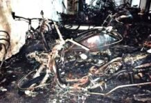 रामेश्वर कॉलनीत अपार्टमेंट पार्किंगमध्ये भीषण आग; १८ दुचाकी खाक