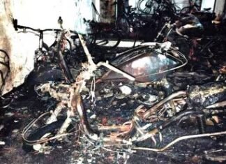 रामेश्वर कॉलनीत अपार्टमेंट पार्किंगमध्ये भीषण आग; १८ दुचाकी खाक