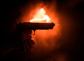 वाल्मिक नगरात थरार; वडिलांवर हल्ल्याचा बदला घेण्यासाठी तरुणाचा गोळीबार