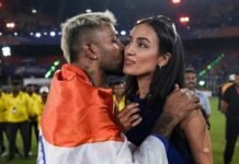 तिरंग्याचा अपमान केल्याचा आरोप; हार्दिक पांड्याविरोधात तक्रार