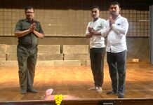 जागतिक रंगभूमी दिनी नाट्यगृह कर्मचाऱ्यांचा रंगमंचाला भावपूर्ण मानाचा मुजरा