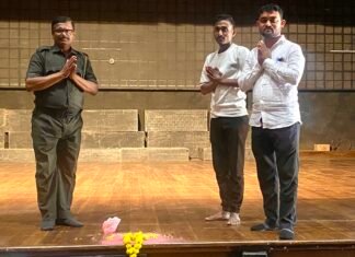 जागतिक रंगभूमी दिनी नाट्यगृह कर्मचाऱ्यांचा रंगमंचाला भावपूर्ण मानाचा मुजरा