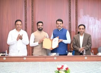 ई-गव्हर्नन्स सुधारणा कार्यक्रमात जळगाव जिल्हाधिकारी कार्यालय राज्यात प्रथम; जळगाव जिल्हाधिकाऱ्यांचा मुख्यमंत्र्यांच्या हस्ते गौरव