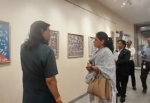 जळगावात वारली चित्रकला प्रदर्शनाचे महापौर दिपमाला काळे यांच्या हस्ते उद्घाटन