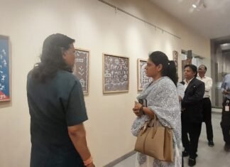 जळगावात वारली चित्रकला प्रदर्शनाचे महापौर दिपमाला काळे यांच्या हस्ते उद्घाटन