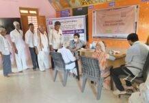 पाथरी येथे गांधी रिसर्च फाऊंडेशनचा मोफत आरोग्य तपासणी शिबिर उपक्रम
