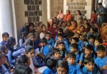 निरागस विद्यार्थ्यांचा आपल्या लाडक्या व आदर्श शिक्षिकेच्या बदलीविरोधात जिल्हाधिकारी कार्यालयात ठिय्या