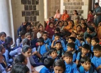 निरागस विद्यार्थ्यांचा आपल्या लाडक्या व आदर्श शिक्षिकेच्या बदलीविरोधात जिल्हाधिकारी कार्यालयात ठिय्या