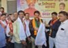 मंत्री गिरीश महाजन यांच्या वाढदिवसानिमित्त बाजार समितीत कामगारांना रुमालांचे वाटप