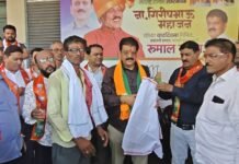 मंत्री गिरीश महाजन यांच्या वाढदिवसानिमित्त बाजार समितीत कामगारांना रुमालांचे वाटप