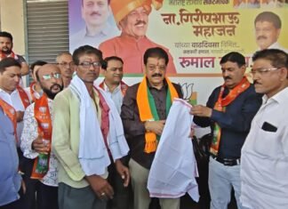 मंत्री गिरीश महाजन यांच्या वाढदिवसानिमित्त बाजार समितीत कामगारांना रुमालांचे वाटप