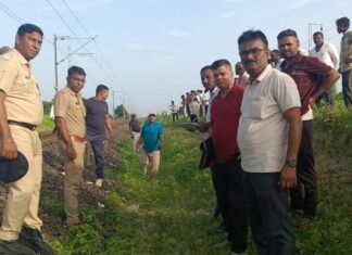 अमळनेर तालुका हादरला; एकाच कुटुंबातील चौघांची रेल्वेसमोर झोकून देत…