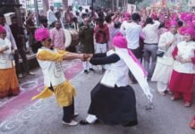 जळगाव मनपा मानाच्या गणपतीचे महापौरांच्या संकल्पनेखाली पर्यावरणपूरक विसर्जन २३ वर्षांत प्रथमच नगरसेवक व पदाधिकाऱ्यांचा मिरवणुकीत विक्रमी सहभाग