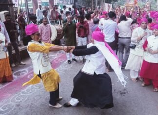 जळगाव मनपा मानाच्या गणपतीचे महापौरांच्या संकल्पनेखाली पर्यावरणपूरक विसर्जन २३ वर्षांत प्रथमच नगरसेवक व पदाधिकाऱ्यांचा मिरवणुकीत विक्रमी सहभाग
